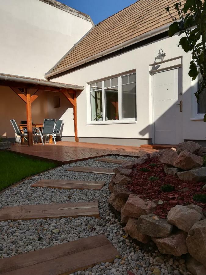 Buborek Apartman Тата Экстерьер фото