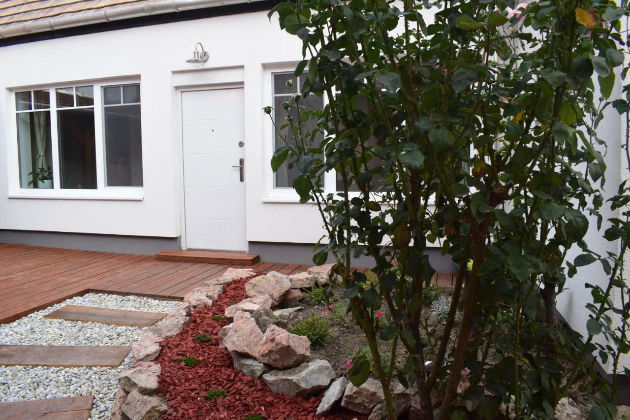 Buborek Apartman Тата Экстерьер фото